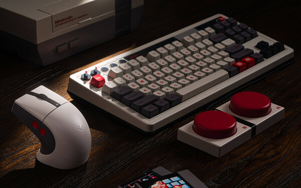 De 8BitDo Retro R8 Muis - N Editie, Retro Mechanisch Toetsenbord - N Editie, en Dual Super Programmeerbare Knoppen. (Afbeeldingsbron: 8BitDo)