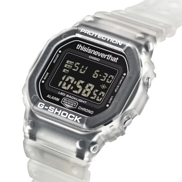Een schuine close-up van de Casio G-Shock DW-5600TNT-7 met een doorschijnende behuizing en een omgekeerd digitaal scherm.