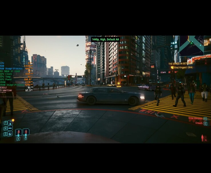 Cyberpunk 2077 gameplay op 1440p hoge instellingen met FSR 4 op RX 9600 XT, met de prestatiecijfers op het scherm. (Afbeelding bron: RandomGaminginHD op YouTube)