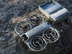 De DJI Neo 2 met zijn oplaadhub en twee 11,6 Wh-batterijen (7,16V/1.606 mAh). (Afbeeldingsbron: via Igor Bogdanov)