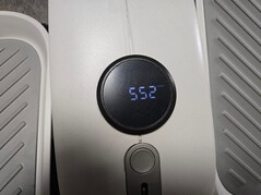 Het display werkt op batterijen en doorloopt de meetgegevens automatisch