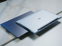 De Dell XPS 13 is voor studenten verkrijgbaar vanaf 599,99 dollar. Afgebeeld: twee kleurvarianten van de laptop.