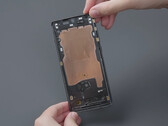 OnePlus 12 teardown onthult een grote dampkoelkamer (Afbeelding bron: WekiHome YouTube)
