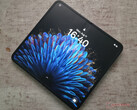 De Oppo Find N2 is ongeveer even hoog als een iPhone 13 mini, maar is geopend veel smaller dan een iPad mini. (Afbeeldingsbron: Notebookcheck)