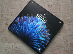 De Oppo Find N2 is ongeveer even hoog als een iPhone 13 mini, maar is geopend veel smaller dan een iPad mini. (Afbeeldingsbron: Notebookcheck)