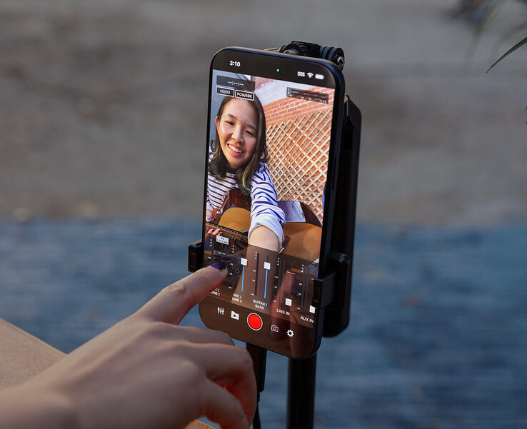 De Roland Go:Mixer Studio kan met de Go:Mixer Cam-app op Apple iPhones gebruikt worden om video's met meerkanaals audiosporen op te nemen. (Afbeeldingsbron: Roland)
