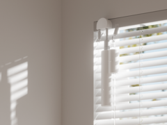 Met de SwitchBot Blind Tilt adapter kun je je jaloezieën bedienen via een app of stemcommando's. (Beeldbron: Wonder Tech Lab)