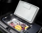 De Model Y TesFridge past onder de kofferbakbekleding en kan worden gevoed via het 12V stopcontact. (Afbeelding bron: AcoPower)