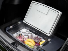 De Model Y TesFridge past onder de kofferbakbekleding en kan worden gevoed via het 12V stopcontact. (Afbeelding bron: AcoPower)