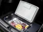De Model Y TesFridge past onder de kofferbakbekleding en kan worden gevoed via het 12V stopcontact. (Afbeelding bron: AcoPower)