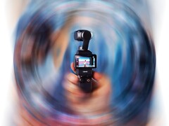 De Insta360 Luna Ultra komt voor de kroon van de DJI Osmo Pocket 4 (Pocket 3 afgebeeld).