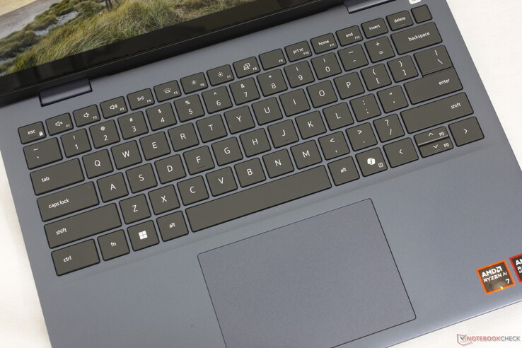 11.5 x 8 cm clickpad. Ondanks de naamsverandering is de type-ervaring in wezen hetzelfde als op de Inspiron-modellen van de vorige generatie