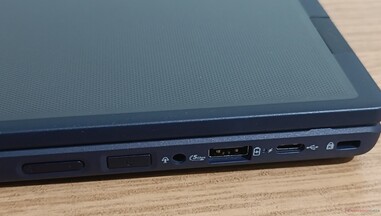 Aansluitingen rechterkant: volumeregeling, aan/uit-knop, audio-aansluiting, USB-A 5 Gbps, USB-C 2.0, Kensington-slot