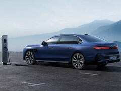 E-BMW bij een laadstation