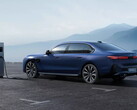 E-BMW bij een laadstation