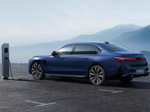 E-BMW bij een laadstation