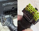 De afgebeelde, doorbrandde ASRock TempGuard-voedingsconnector met schade aan de kabels van de voeding