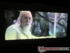 Let op het halo-effect rond Gandalfs schouders en rug. Er is ook een lichte groene verschuiving in zijn gewaad. (Afbeelding: The Lord of the Rings: The Return of the King van New Line Cinema)