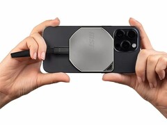 De nieuwe Datamag 40Gbps SSD heeft ingebouwde magneten waarmee hij vastgeklikt kan worden aan iPhones die geschikt zijn voor MagSafe, voor opnames onderweg. (Afbeeldingsbron: MSI)