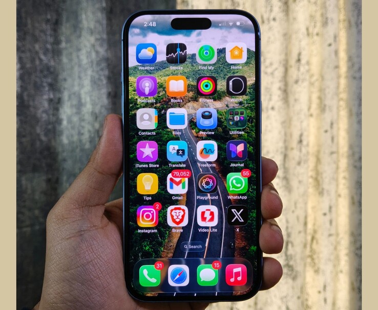 startscherm van iPhone met iOS 26.2, met app-pictogrammen en bijgewerkte interface-elementen (Afbeeldingsbron: Yetnesh Dubey)