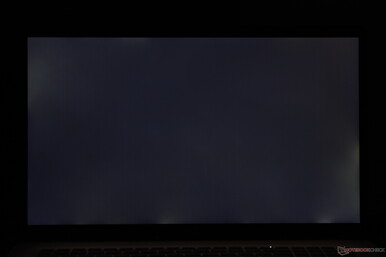 Matige ongelijkmatige achtergrondverlichting die langs de randen en hoeken afloopt