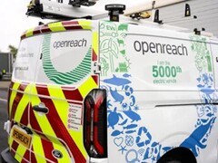 Een speciaal ontworpen Openreach EV markeert de 5.000e elektrische bestelwagen van het bedrijf op de weg in het Verenigd Koninkrijk (Afbeelding bron: Openreach)