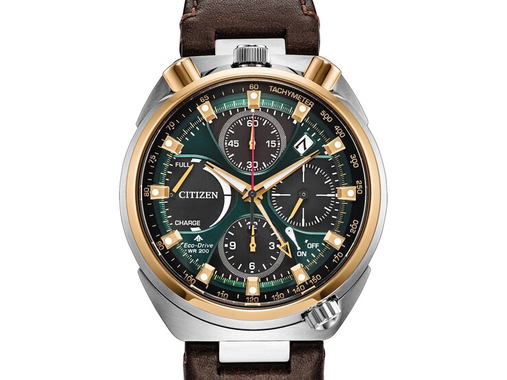Citizen Promaster Tsuno Chrono Racer AV0104-06W met een tweekleurige roestvrijstalen kast, een smaragdgroene wijzerplaat, zwarte chronograafsubwijzerplaten en een bruine leren band.