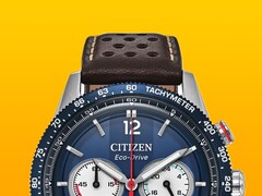Close-up van de Citizen Racing Chronograph CA4716-09L, met de blauwe tachymeterring, de diepblauwe wijzerplaat met zilverkleurige wijzers en indexen, drie subwijzerplaten, de rode centrale secondewijzer en de bruine, geperforeerde leren band tegen een gele achtergrond.