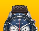 Close-up van de Citizen Racing Chronograph CA4716-09L, met de blauwe tachymeterring, de diepblauwe wijzerplaat met zilverkleurige wijzers en indexen, drie subwijzerplaten, de rode centrale secondewijzer en de bruine, geperforeerde leren band tegen een gele achtergrond.