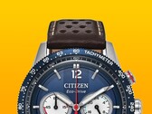 Close-up van de Citizen Racing Chronograph CA4716-09L, met de blauwe tachymeterring, de diepblauwe wijzerplaat met zilverkleurige wijzers en indexen, drie subwijzerplaten, de rode centrale secondewijzer en de bruine, geperforeerde leren band tegen een gele achtergrond.