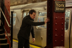 Dexter op York Street Station - niet langer verscholen in schaduwen, maar bewegend door een stad die gebouwd is op systemen waar hij nu van binnenuit op jaagt. (Afbeeldingsbron: Paramount Plus)