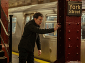 Dexter op York Street Station - niet langer verscholen in schaduwen, maar bewegend door een stad die gebouwd is op systemen waar hij nu van binnenuit op jaagt. (Afbeeldingsbron: Paramount Plus)