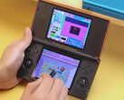 De Anbernic RG DS met Kirby: Canvas Curse. (Afbeeldingsbron: Anbernic - bewerkt)