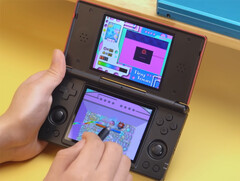 De Anbernic RG DS met Kirby: Canvas Curse. (Afbeeldingsbron: Anbernic - bewerkt)