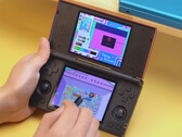 De Anbernic RG DS met Kirby: Canvas Curse. (Afbeeldingsbron: Anbernic - bewerkt)