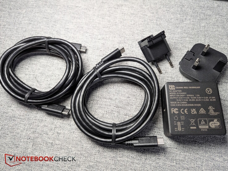 Inhoud van de doos: 2× USB-C-naar-C-kabels en 1 voedingsadapter (EU + UK-adapter)