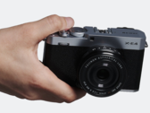 Fujifilm X-E4 compacte camera met verwisselbare lens in de hand
