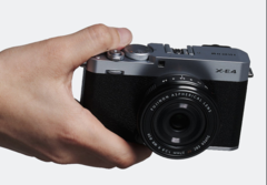Fujifilm X-E4 compacte camera met verwisselbare lens in de hand
