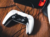 Een afbeelding van een PS5-controller naast een Nintendo Switch