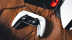 Een afbeelding van een PS5-controller naast een Nintendo Switch