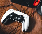 Een afbeelding van een PS5-controller naast een Nintendo Switch
