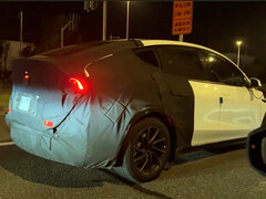 De vermeende langere Tesla Model Y tijdens het testen. (Afbeeldingsbron: Veo/X)