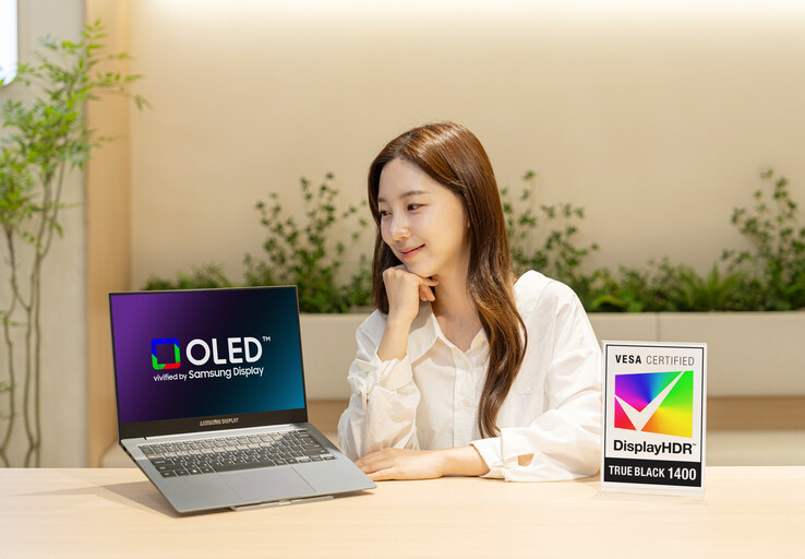 Het door Samsung Display geproduceerde OLED-scherm met VESA DisplayHDR True Black 1400-certificering in een Lenovo Yoga Pro 9i Aura Edition-laptop.