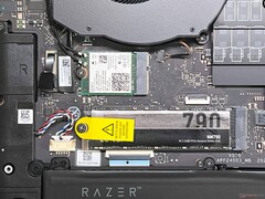 Een van de twee M.2 2280 SSD's &amp; Wi-Fi-adapter