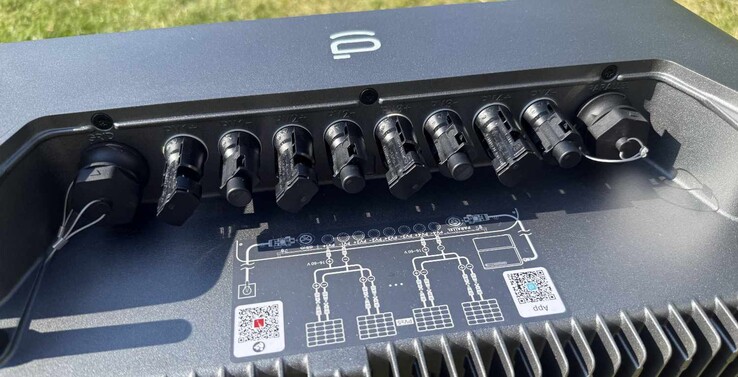 De aansluitingen voor PV en het elektriciteitsnet bevinden zich bovenaan onder een afdekking (hier al verwijderd).