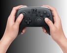 Nintendo Switch 2 Pro Controller onderworpen aan teardown getoond in handen (Afbeelding bron: Nintendo of America met bewerkingen)