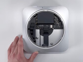 De Mac mini blijft gemakkelijk te openen maar moeilijk te repareren. (Beeldbron: Brandon Geekabit)