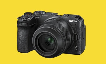Nikon's eerste Nikkor prime objectief voor DX-camera's steekt nauwelijks uit voor de handgreep van de Nikon Z30. (Beeldbron: Nikon)