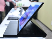De OneMix 5 zal meerdere houdingen ondersteunen, waaronder een Surface Laptop Studio facsimile. (Afbeeldingsbron: PC Watch)