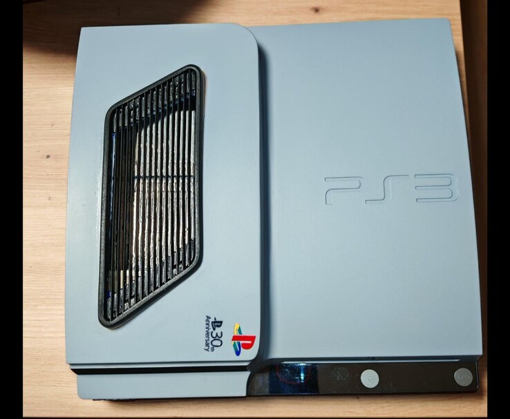 Bovenaanzicht van de aangepaste mat zilvergrijze PS3 Slim Pro met zwarte accenten, met een geventileerde grille en een 30th Anniversary PlayStation-logo op de behuizing. (Afbeeldingsbron: Fun-Equivalent-7785 via Reddit / r/PS3)